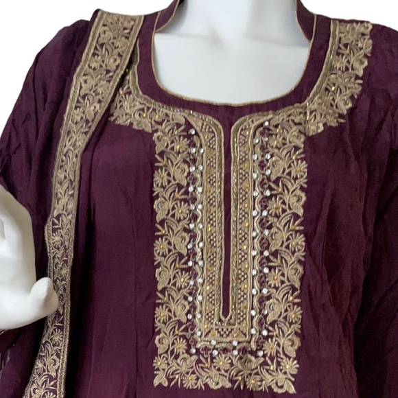 New, Purple Pajama Kameez with Gold Detail. Size: Medium - Picture 4 of 15